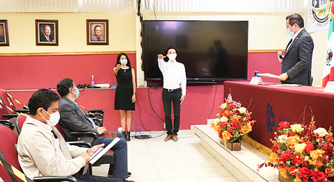 Gil Vázquez invitó a los jóvenes, próximos a concluir su carrera, para que sean grandes líderes en el campo laboral (Foto Cortesía) 
