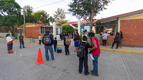 Aún persiste el riesgo de incrementar los contagios por la movilidad de alumnos, maestros, administrativos, padres de familia (Foto: gob.mx/comunicacion)