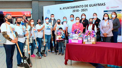 Autoridades municipales, incluidos regidores, entregaron el material (Foto: H. Ayuntamiento de Guaymas 2018 - 2021)