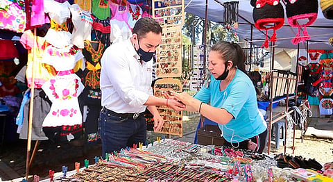 Herrera Tello recalcó que los artesanos de Tlalpujahua expresan su talento en cada obra que crean, por ello invitó a consumir local y apoyar el tradicional oficio (Foto Cortesía) 
