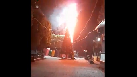 El árbol navideño se incendió la noche del domingo (Foto: FB/Tancitaro Ayuntamiento 2018-2021)