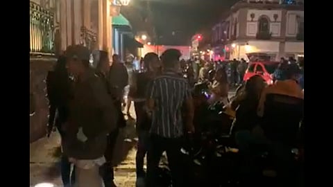 "Irresponsabilidad social" fue el calificativo que dio a quienes acudieron la noche del sábado al centro de Morelia (Fotograma)