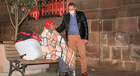 Gerardo Olloqui Estrada, director del Ijumich, organizó y presidió las entregas, beneficiando a niños, jóvenes y adultos de la tercera edad (Foto Cortesía) 