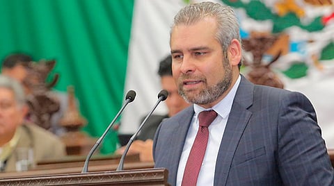 ]Los diputados sólo tienen que decidir si respetan la Constitución o la violan para cumplir el capricho de Silvano Aureoles, puntualizó Alfredo Ramírez Bedolla (Foto Cortesía) 