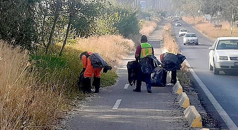 Los trabajadores realizaron labores de papeleo y raspado de la Ciclopista (Foto Cortesía) 