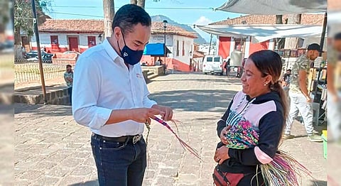  Carlos Herrera recomienda adquirir juguetes tradicionales hechos por manos michoacanas (Foto Cortesía) 