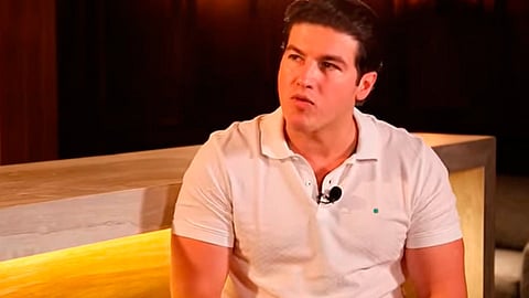 Su respuesta desató una ola de memes y burlas en las redes sociales (Fotograma: YouTube)
