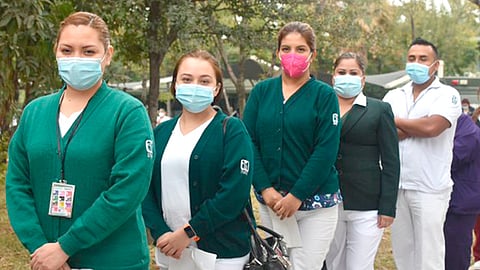 Vacunación contra Covid-19 forma parte de la estrategia para solidarizarse con los trabajadores de la salud que atienden la pandemia (Foto Twitter @Tu_IMSS) 
