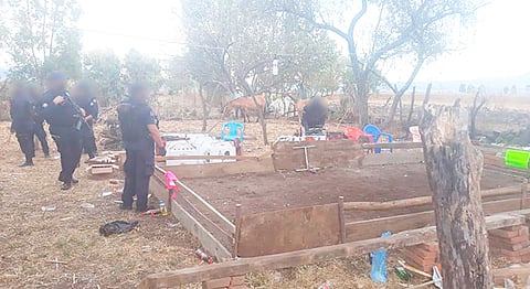 Elementos de la Policía Michoacán desplegaron un operativo en la comunidad de Los Cerritos, donde personas no traían cubrebocas y no había sana distancia (Foto Cortesía) 