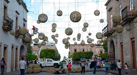 En la cerrada de San Agustín colocaron esferas monumentales de chuspata (Foto Cortesía) 