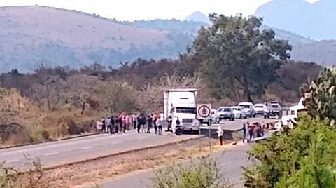 Normalistas solo realizaban boteo, pero después iniciaron la retención de algunas unidades (Foto: Molinero Vial)