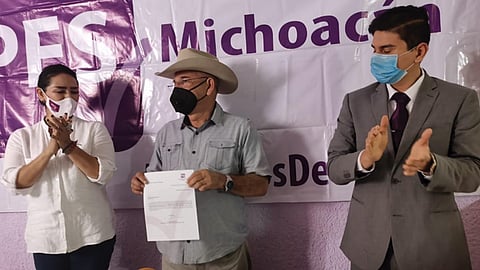 En el evento de entrega se le otorgó la constancia en la cual Mora Chávez cumplió con los términos y los tiempos que establece la convocatoria (Foto: cortesía)