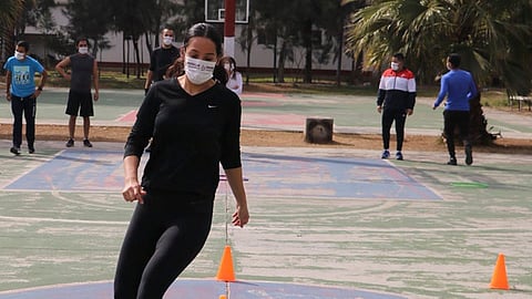 Cuando una persona decide salir a trotar en su colonia, puede encontrarse con otro corredor que tosa o estornude en algún momento de su recorrido, por ello la importancia de respetar la sana distancia  (Foto Facebook: IMDE Morelia)