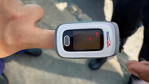 Es importante que cuente con un oxímetro de pulso, para así monitorear constantemente el nivel de oxígeno en las personas con el virus (Foto: cortesía)