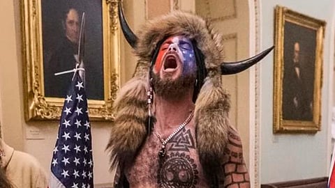 Q-Shaman fue visto en inmediaciones del Capitolio gritando "thank you president Trump, thank you Q, MAGA (Make America Great Again)!"(Fotograma/YouTube/
euronews (en español)/