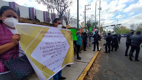 un grupo de docentes se manifestó frente a Casa de Gobierno para exigir la regularización de cinco quincenas pendientes (Foto: Cynthia Arroyo)