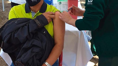 El cuerpo podría reaccionar a la vacuna y generar malestar al paciente si aún presentas síntomas (Foto: Cortesía)