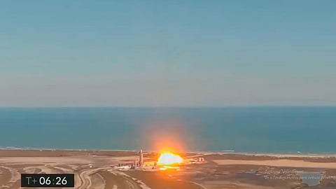 Uno de los motores Raptors que integran la nave el que falló y no logró encender antes de tocar el suelo, lo que ocasionó un choque directo con la superficie y la gran explosión (Foto: captura TW/ @conexionspacial)