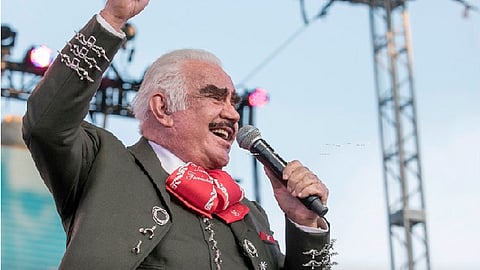 Hace algunos días salió a la luz un video en el que se le ve a "Chente" agarrando el seno de una fanática (Foto Facebook: Vicente Fernández)