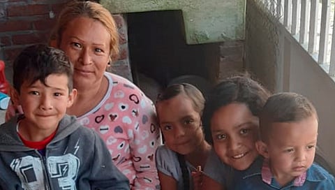 No tienen los medios para que sus hijos puedan tomar sus clases, y esto ha llevado a que decenas de estudiantes de nivel básico se vean obligados a abandonar sus estudios (Foto Cortesía) 