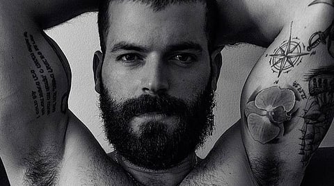 El actor compartió la instantánea de su espalda, pero en el intento mostró un poco más (Foto Instagram: adriandimonte)