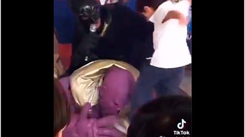 Entre varios niños le propinan algunos golpes al villano (Fotograma Twitter: @a_reirse)