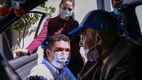 Antes de ser trasladado por personal del DIF Municipal a dicho asilo, Miguel Paredes tuvo una amena charla con don Samuel (Foto: cortesía)