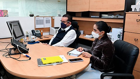 El director de Mejora Regulatoria, Sergio García, acordó elaborar un cronograma donde se analice el impacto de la regulación y el costo económico de los trámites (Foto Cortesía) 