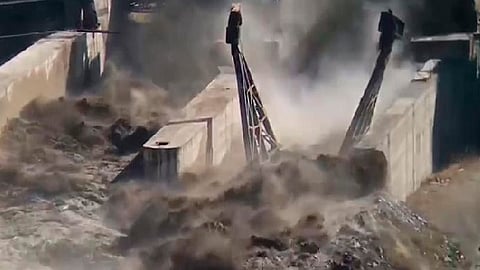 12 personas fueron rescatadas el domingo en un túnel, y cerca de 25 seguían atrapadas en otro túnel (Foto Twitter: @IramsyteleSUR)