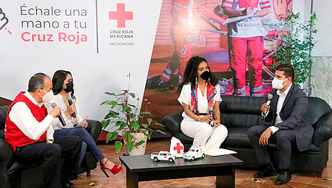 El presidente de la Mesa Directiva, Octavio Ocampo, reconoció la labor humanitaria que desempeña la Cruz Roja Mexicana a nivel nacional y en Michoacán (Foto Cortesía) 