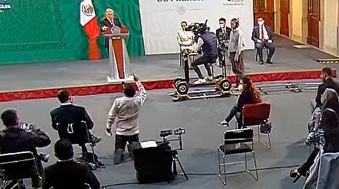 “Los que venimos foráneos no tenemos oportunidad más que venir un día con mucho esfuerzo”, dijo el reportero (Fotograma YT: Gobierno de México)