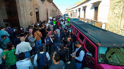 Esta mañana los trabajadores se manifestaron afuera de Palacio Municipal para exigir “piso parejo” (Foto: Marco Santoyo)