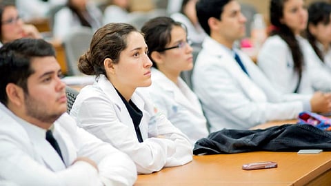 No se descarta la posibilidad de que en agosto algunos programas puedan retomar a la formación práctica (Foto: https://www.consalud.es/)