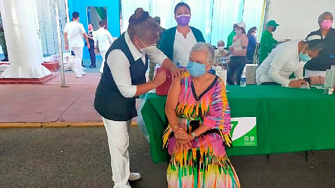 La secretaria de Gobernación fue vacunada en el centro de vacunación ubicado en el Campo Marte de la Alcaldía Miguel Hidalgo (Foto Twitter: @M_OlgaSCordero)