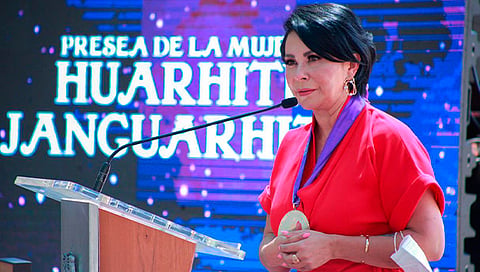Dedicó la distinción recibida a todas las mujeres que han perdido la vida por violencia de género, así como a aquellas personas que le enseñaron a defender sus derechos (Foto Cortesía) 