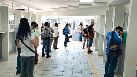 La entrega de cheques se realiza bajo estrictas medidas de higiene y protocolos sanitarios por parte de los habilitados (Foto Cortesía) 