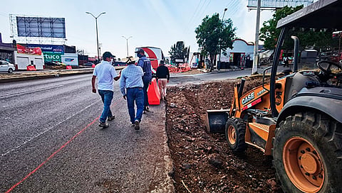Las laterales frente al acceso del Fraccionamiento de Villas del Pedregal contarán con cruces seguros, ciclovía, entre otras adecuaciones para la mejora de la movilidad (Foto Cortesía) 