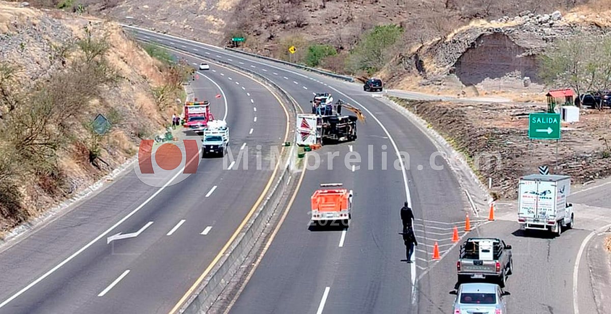 Vuelca camioneta cargada de limón en Parácuaro