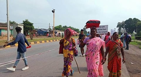 Women marching on foot to defend their land [Photo: Poonam Masih, The Mooknayak]