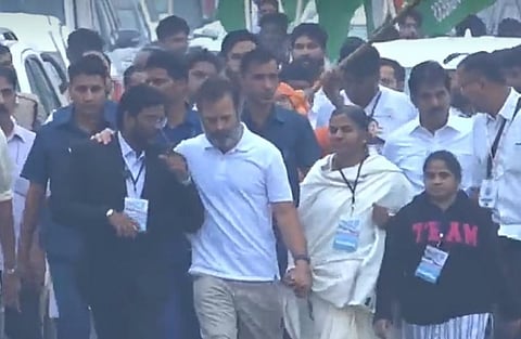 Mother of Rohit Vemula meets Rahul Gandhi [Photo Credit- @vemula_radhika]
