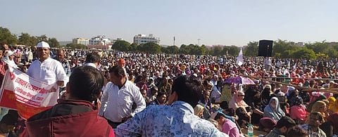 एक लाख संविदा कर्मी नए संविदा सेवा नियमों से नाराज [Photo- Abdul Mahir, The Mooknayak]