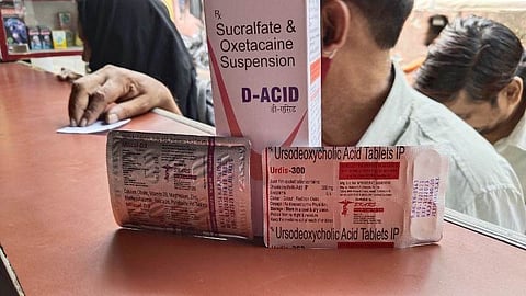 टीबी अस्पताल के बाहर मेडिकल स्टोर पर दवा खरीदता मरीज [फोटो- सत्य प्रकाश भारती, द मूकनायक]