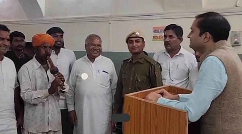आदिवासी कालबेलिया समाज के लोगों ने कलेक्टर के सामने बीन बजाकर रखी मांग