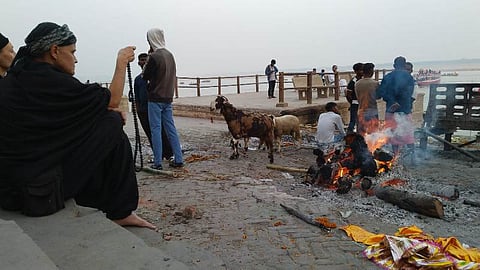 वाराणसी में घाट के किनारे शव का दाह संस्कार [फोटो- सत्य प्रकाश भारती, द मूकनायक]