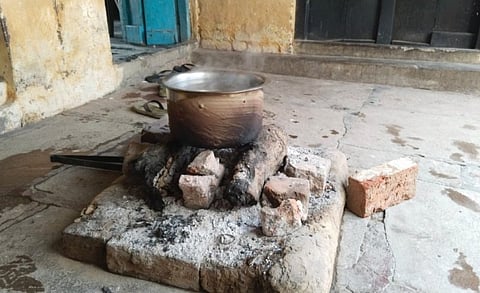 चिता से बची हुई लकड़ियों से भोजन बनाते डोम समाज के लोग, वाराणसी, उत्तर प्रदेश [फोटो- सत्य प्रकाश भारती, द मूकनायक]