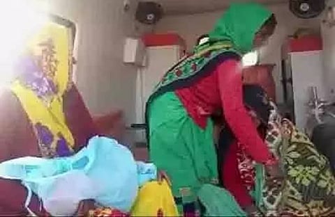 अस्पताल में ताला लगने से एम्बुलेंस में करानी पड़ी डिलीवरी 
