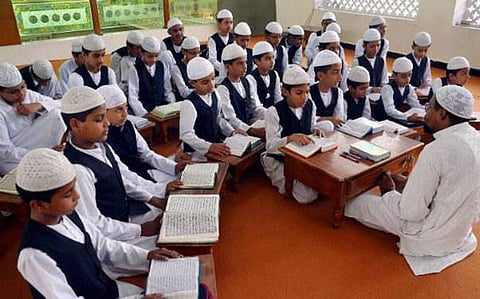 उत्तर प्रदेश: मदरसों की आड़ में प्राइमरी स्कूल में पढ़ रहे 3.5 लाख अल्पसंख्यक छात्रों का वजीफा रोका!