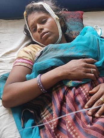 भूसा रखने पर दलित समुदाय के 3 लोगों सहित महिला की पिटाई