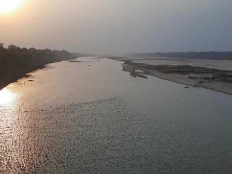 उत्तर प्रदेश: कोरोना का डर या श्मशान ना मिलने की मजबूरी? नदी में ग्रामीण क्यों बहा रहे हैं शव?