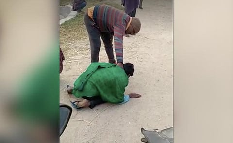 बिहार में सवर्ण प्रत्याशी द्वारा दलित युवक से थूक चटवाने का मामला आया है.